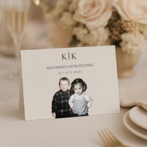 Tischkarte Colorful Moments mit Initialen